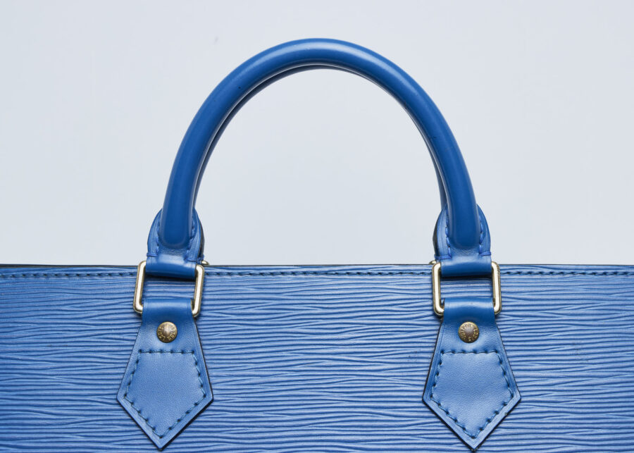 sac triangle bleu cuir épi louis vuitton