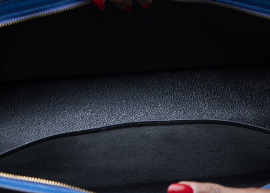 sac triangle bleu cuir épi louis vuitton