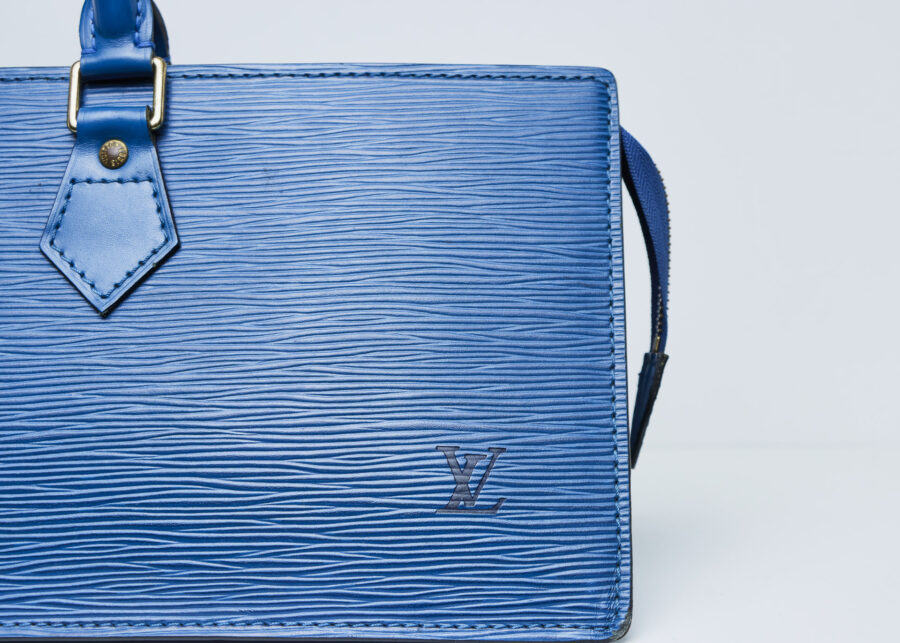 sac triangle bleu cuir épi louis vuitton